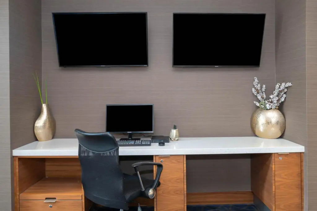 Stage West All-Suite Hotel & Theatre Restaurant