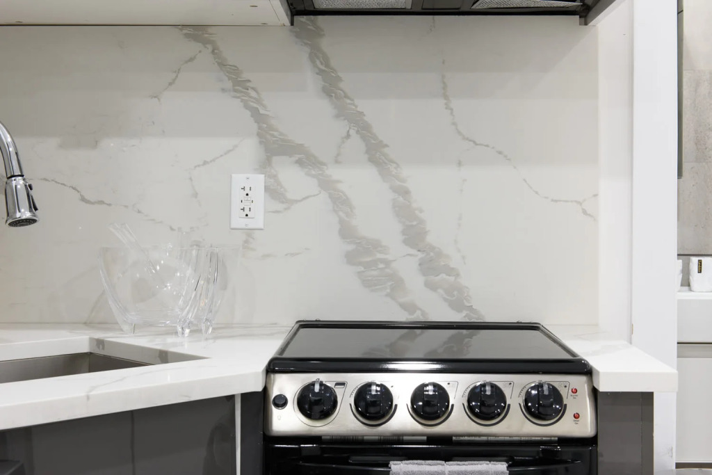 78-3b New Junior 1 BR Prime UES WD in Unit