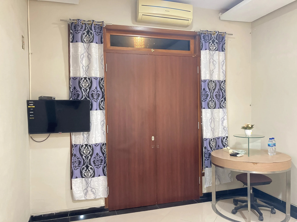 RedDoorz Syariah near Pasar Aceh Shopping Centre