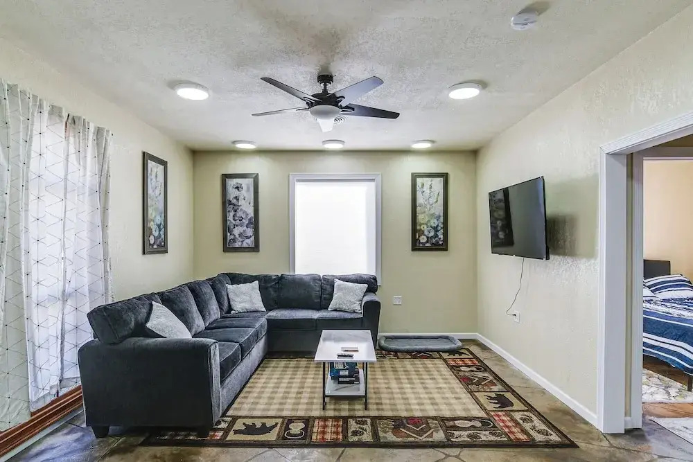 2 Mi to Main St: Newton Guest House