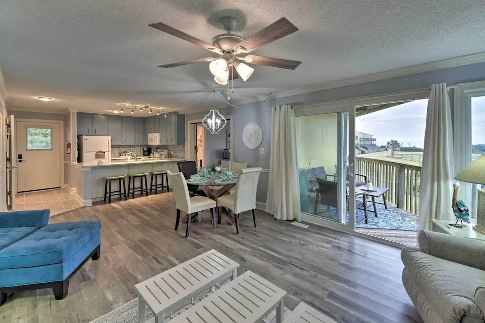 Bright Emerald Isle Condo w/ Private Beach Access!
