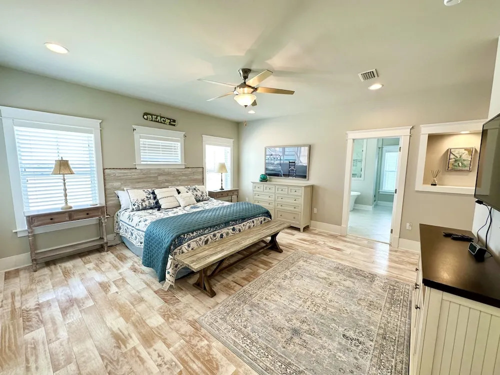 Casa Bella 5 Bedroom Home by RedAwning