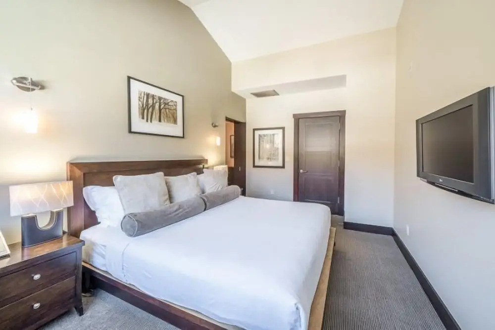 Luxury 1 Bedroom Ski in, Ski out Mountain Vacation Rental in Snowmass Village