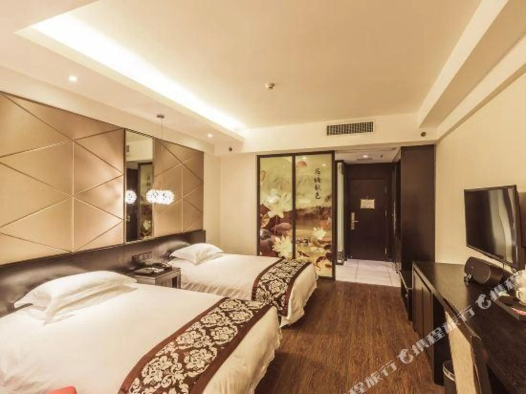 Green Sunshine Holiday Fashion Hotel