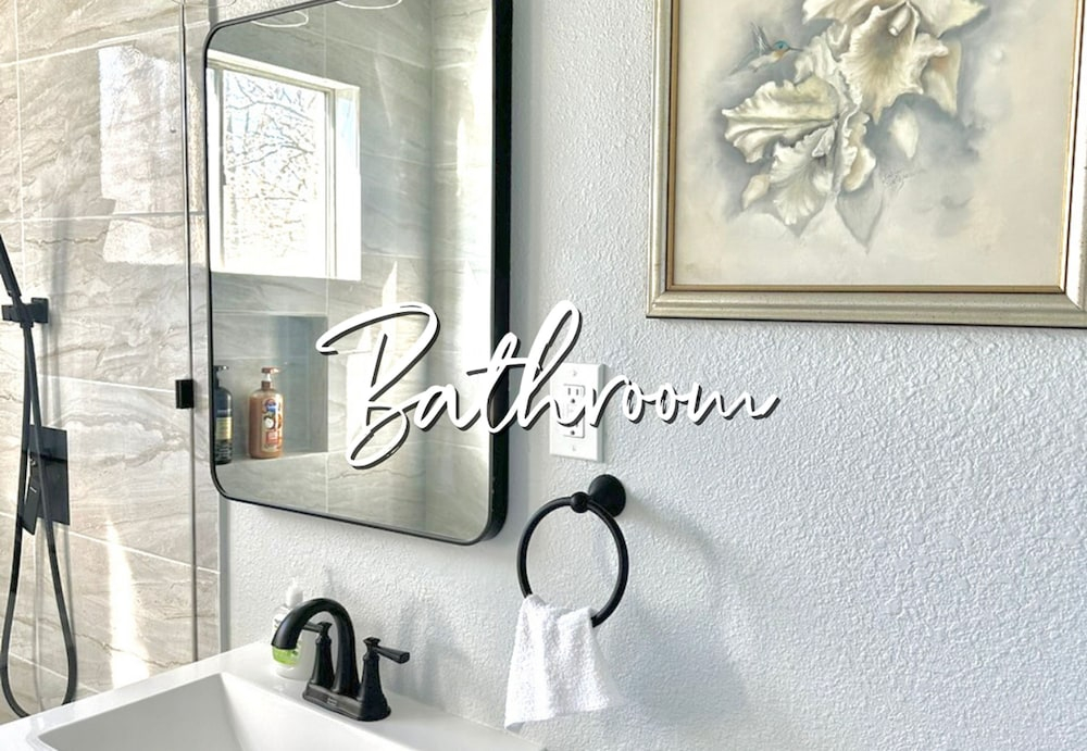 Vintage Vibes Modern Comfort 2BR for 6 Guests
