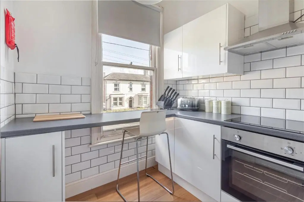 Modern 2 Bedroom Apartment with Free Parking!
