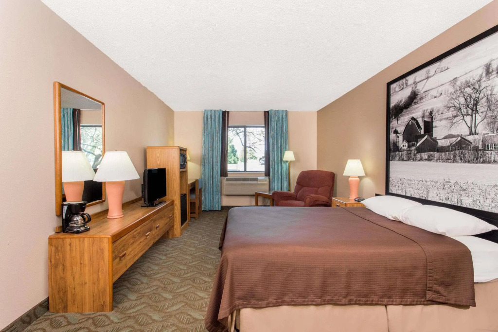 Super 8 by Wyndham Dodgeville
