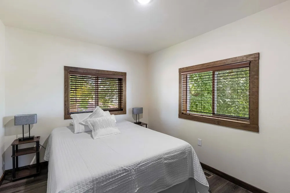 Lakefront Washington Home w/ Private Pool & Sauna