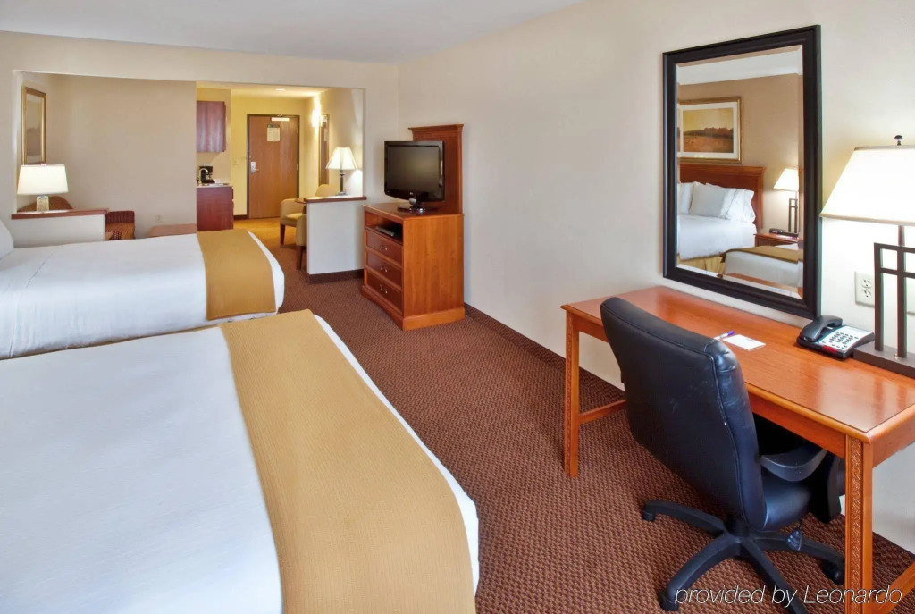 Holiday Inn Express & Suites Sheldon by IHG