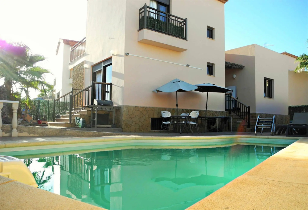 International Surf School & Camp - Hostel