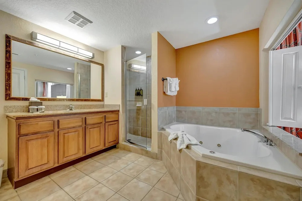 3BR Sleeps 8 Pool Hot Tub Arcade 10 Mins to Disney