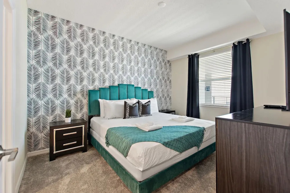 Decadent Penguin - Storey Lake by Shine Villas 704 apts