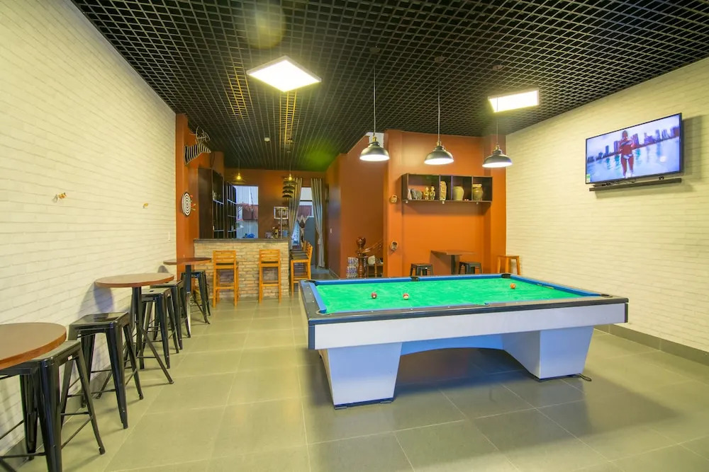 Au Lac Bar & Hostel