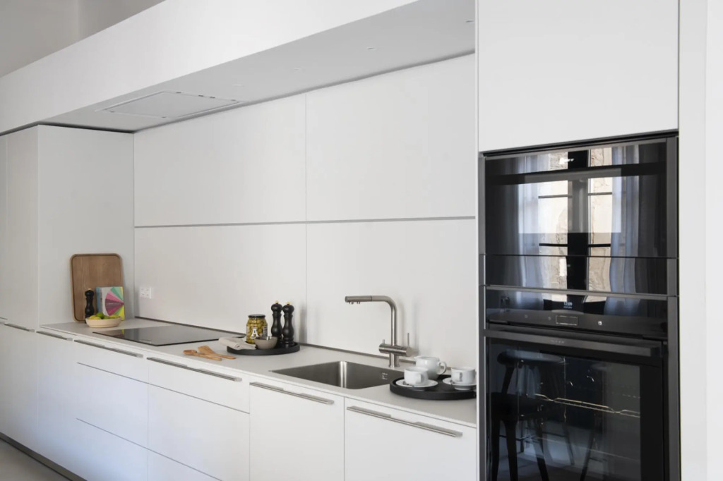 Outstanding apartment with 3 bedrooms and 3 bathrooms, two of them en suite suite + 2 lovely patios.