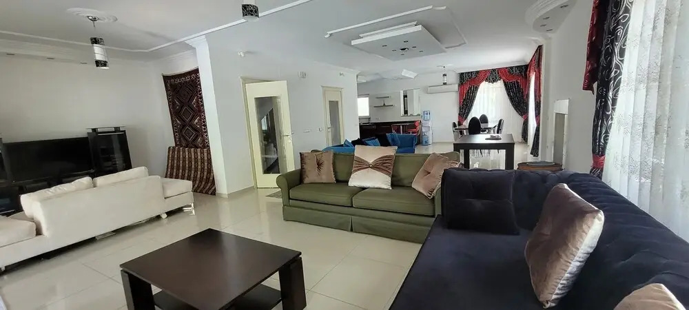 Immaculate 4-bed Villa With Large Garden and Pool