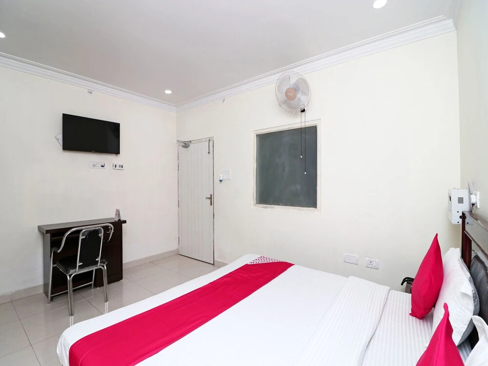OYO 16551 Royal Aayoyjanam Hotel