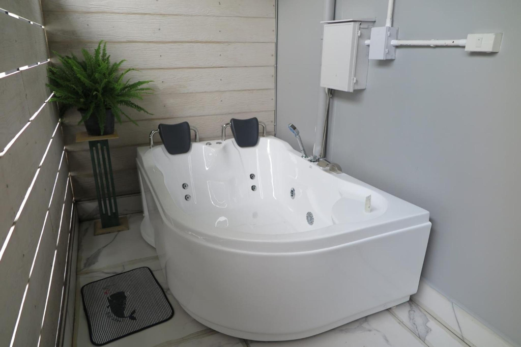 V20 Boutique Jacuzzi Hotel