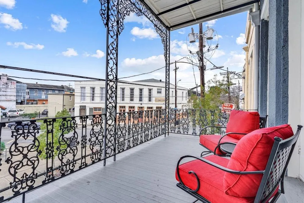 Luxurious Lower Garden District Condo w/ Balcony!