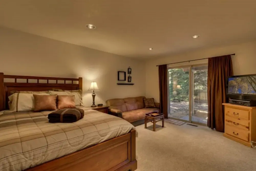 Private Hot Tub, Close to Tahoe's Famous Beaches