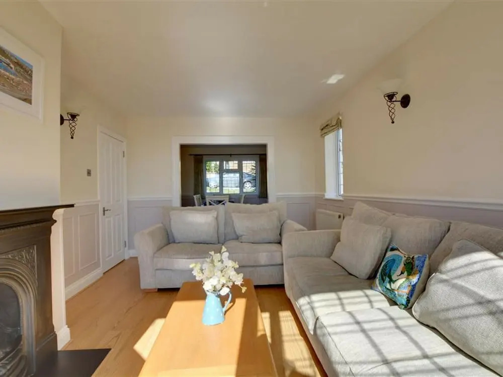 Comfortable and Luxurious Family Home With Beautiful Sunny Garden, Close to the Beach