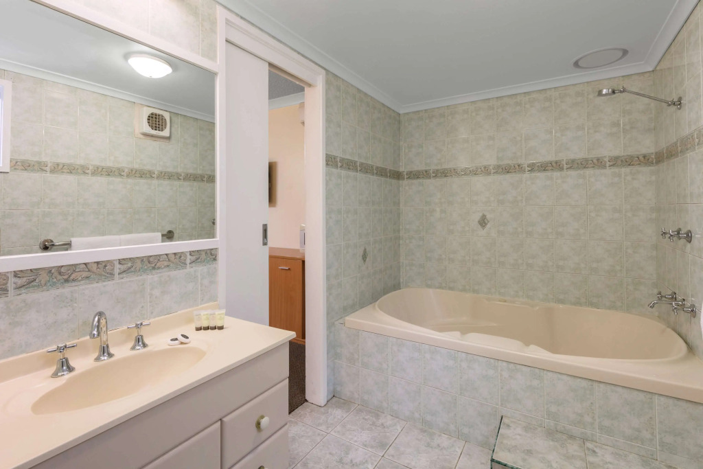 Отель Governor Gipps Motor Inn