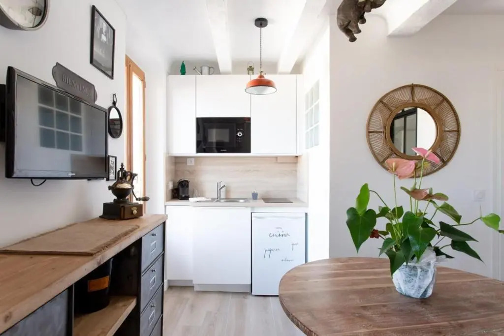 Furnished air-conditioned studio classified 2 stars near the beach&old port
