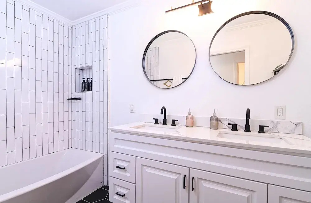 Immaculate 3bdr Private Bungalow, Walk to Beach!