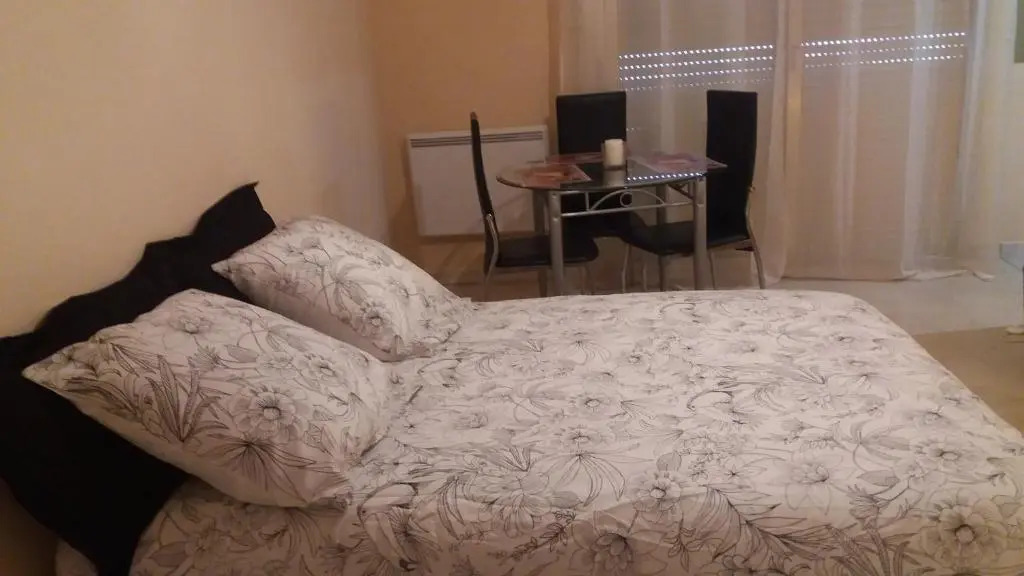 STUDIO 3mn A PIED DE LA PLAGE AVEC TERRASSE