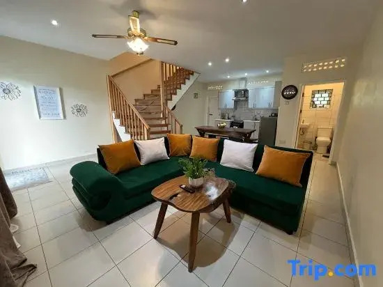 Luxury Lakeview flat 8 mins from Speke Resort
