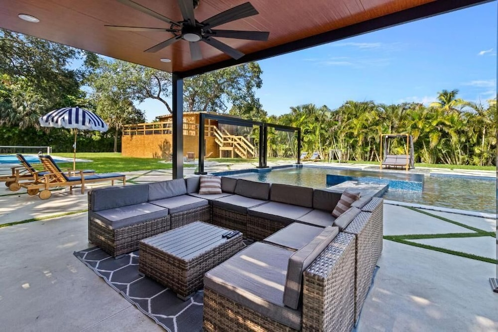 Epic Treehouse Villa - Pool - Jacuzzi - Pickleball