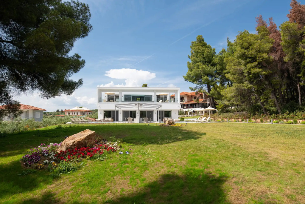 Nikiti Botanic Pool Suites