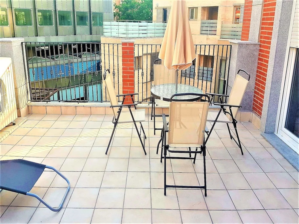 MC YOLO Apartamentos Espacio América