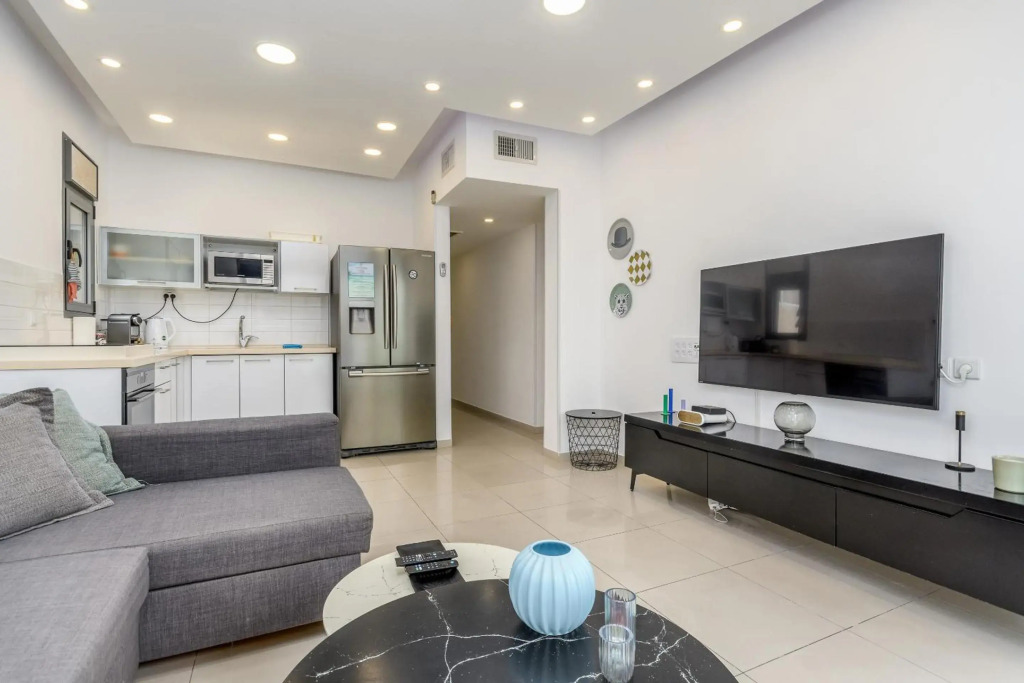 Very nice 1 BDR apartment 2 min from the beach !