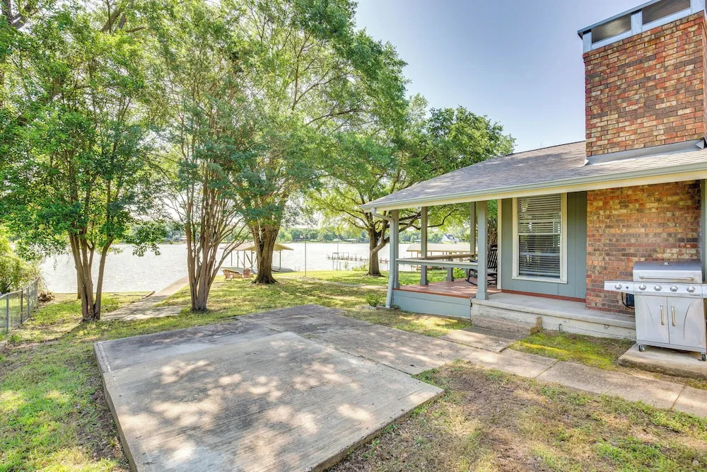 Yard, Deck & Fire Pit: Cedar Creek Reservoir Gem