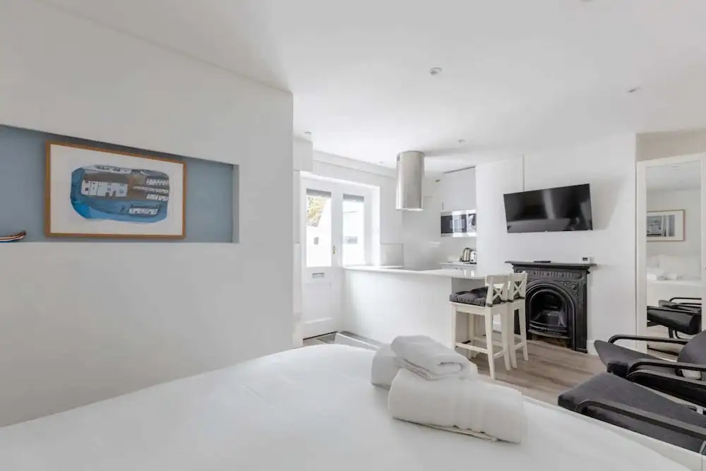 Sleek & Well-connected Studio Flat Archway!