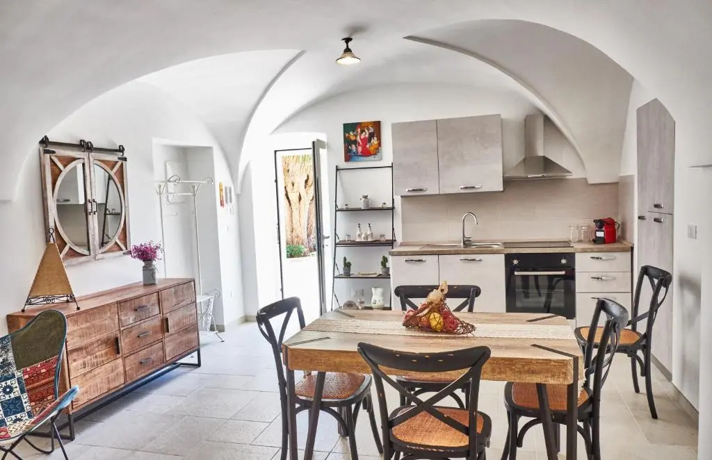 Equorum Prospectus 1 - OSTUNI CENTRO - Guest House