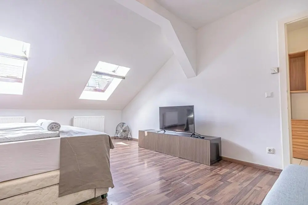 Stylish Private Rooms in 3BR Apartment with Balcony, City Center