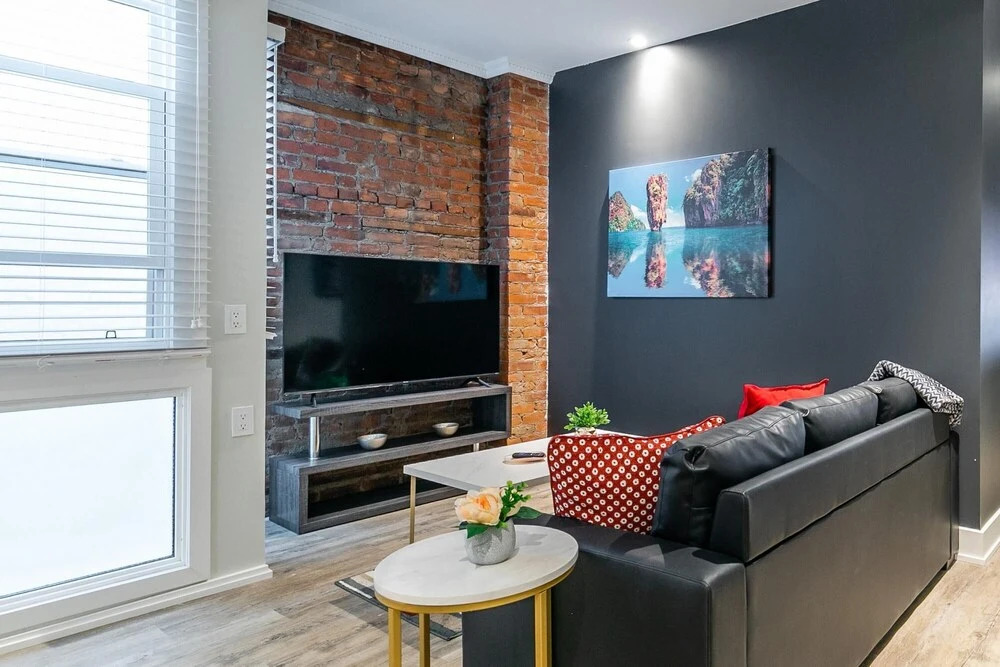 Upscale 2BR Apt - Prime Location w Netflix