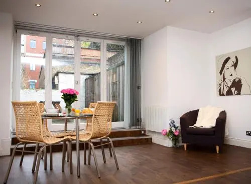 Apt 1, Trafalgar Square (1St Floor)