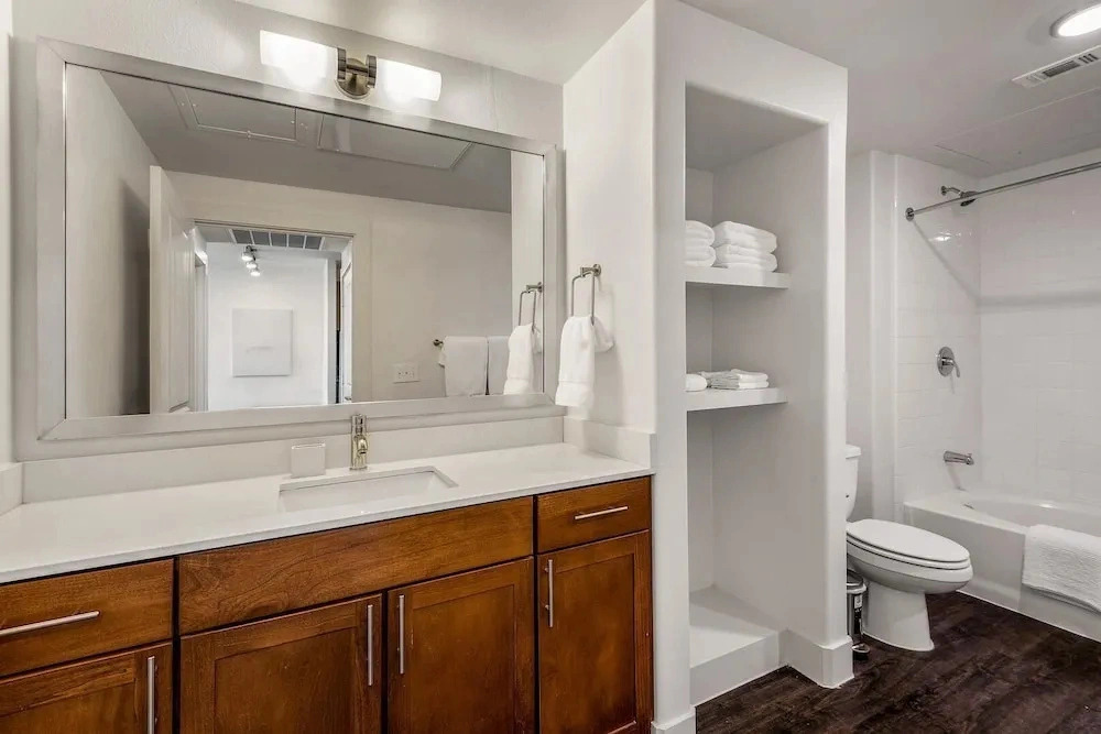 Landing Apartments near Baylor-Meadows