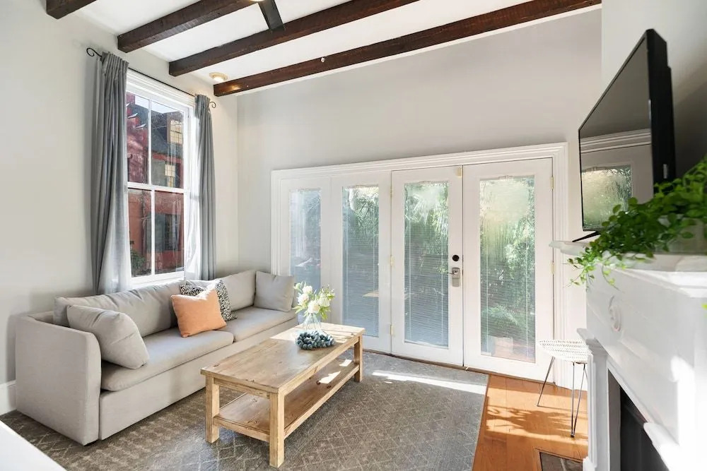 Beautiful Renovated Apartment Near King Street