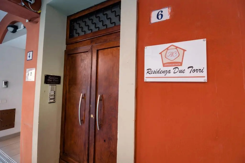 Residenza Due Torri check in presso HOTEL CENTRALE Vicolo Cattani 7