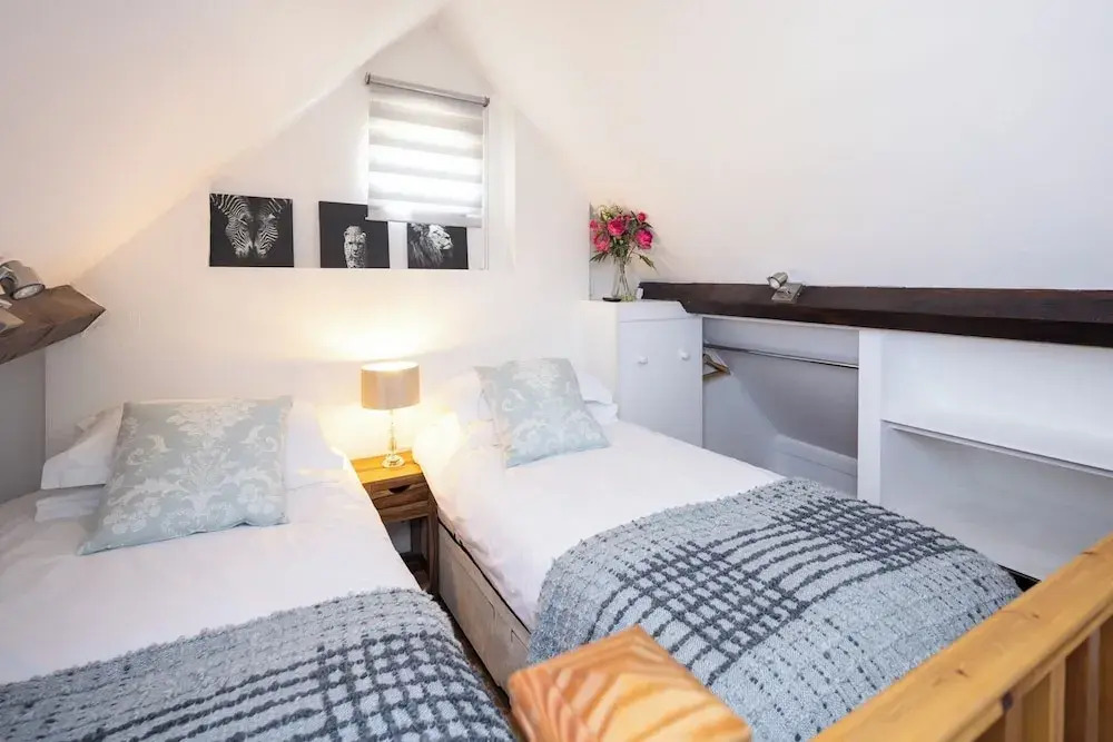 The Dovecote, Rowden Manor- Sleeps 6 & Parking