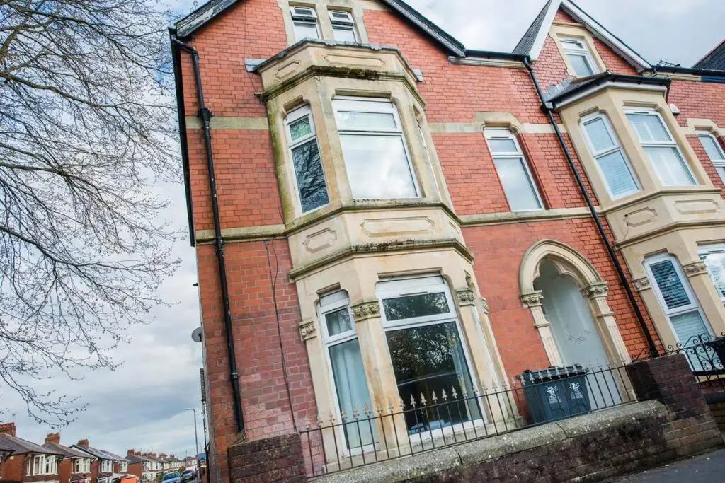 1 bed central Cardiff apartment with free parking