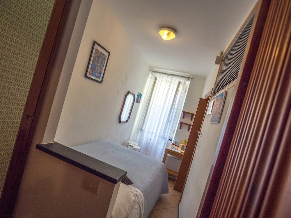 Carmelina Cosy Room