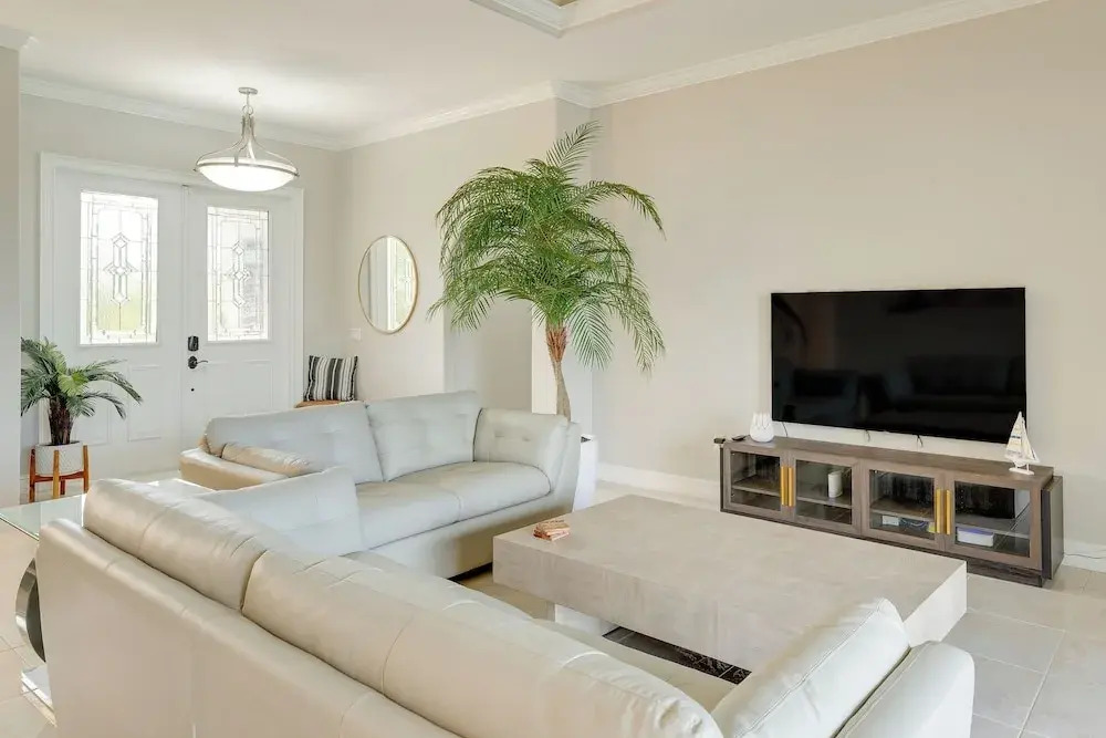 Grill-chill-splash: Your Port Charlotte Paradise!