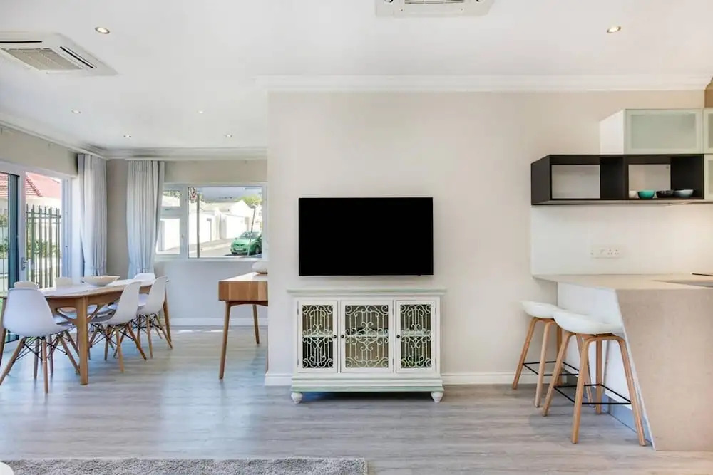 Stylish 2 Bedroom Apartment in Camps Bay Asilvertide