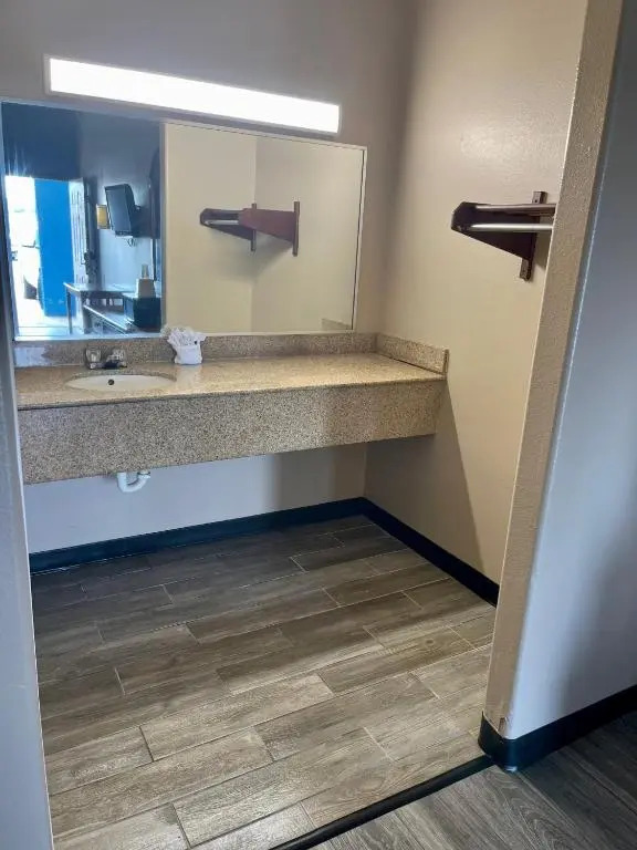 Airport Inn And Suites