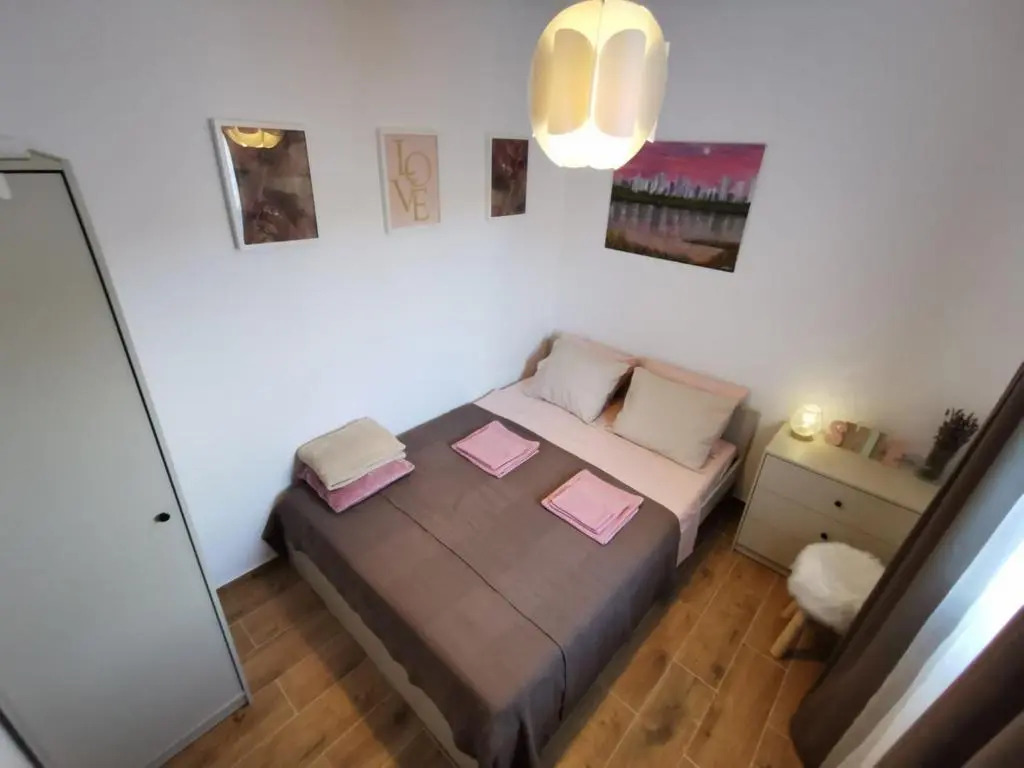 Centrally located 3 Bedroom Holiday House OLive with private garden