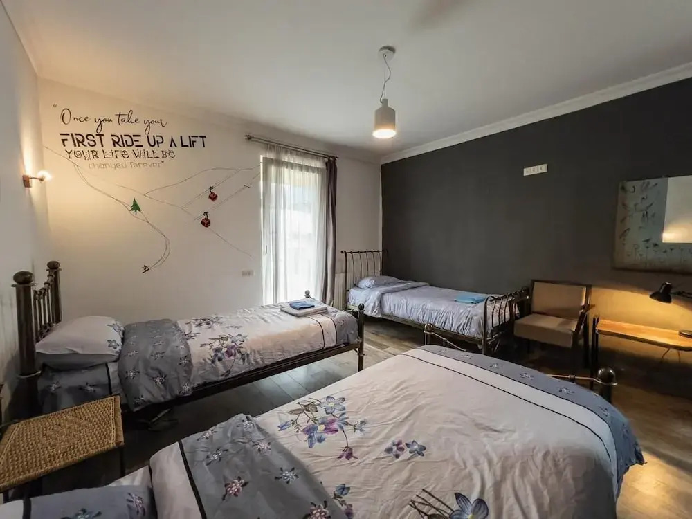 Korte Hotel Sleeps 14 With Courtyard